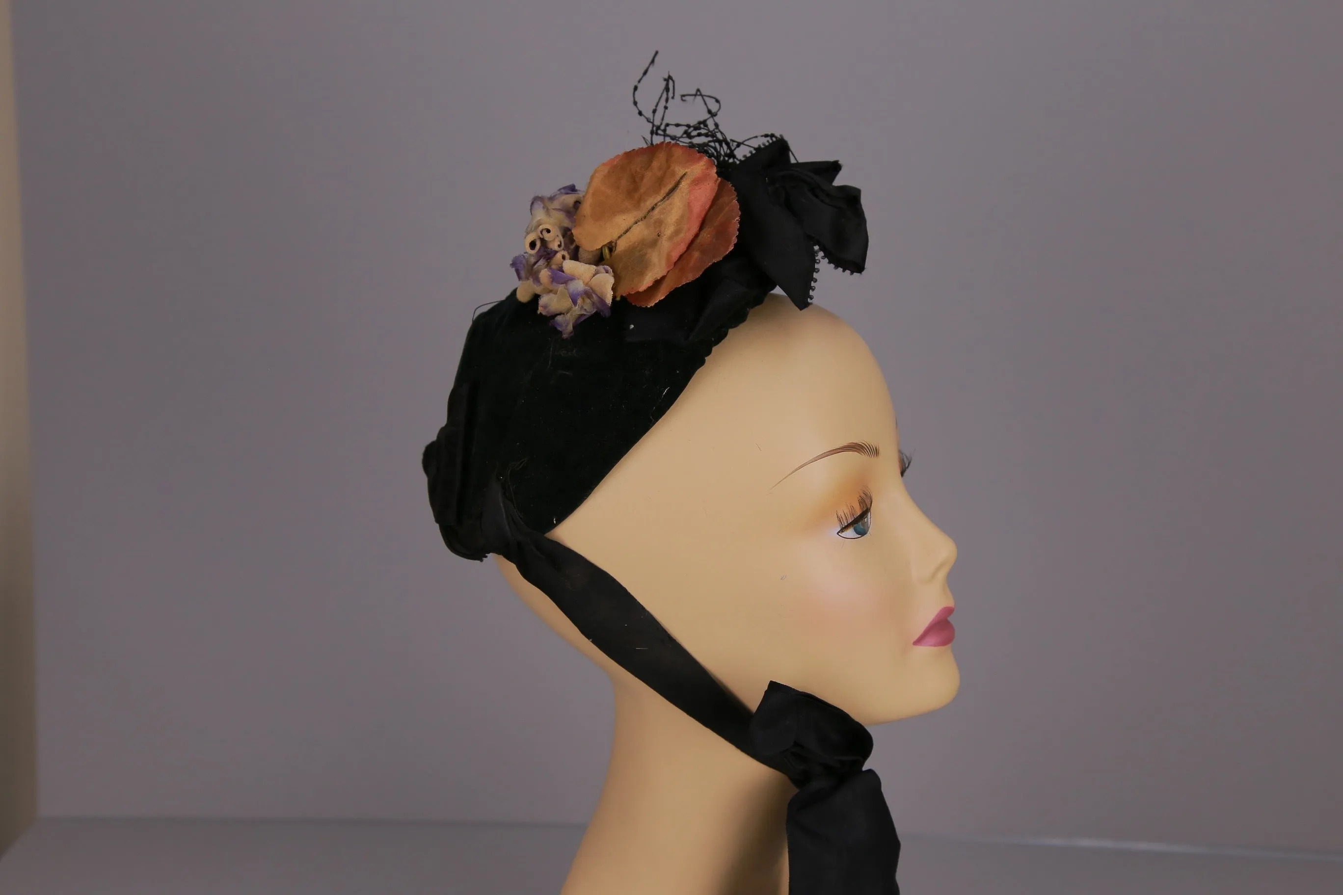Antique Victorian 1880s velvet bonnet