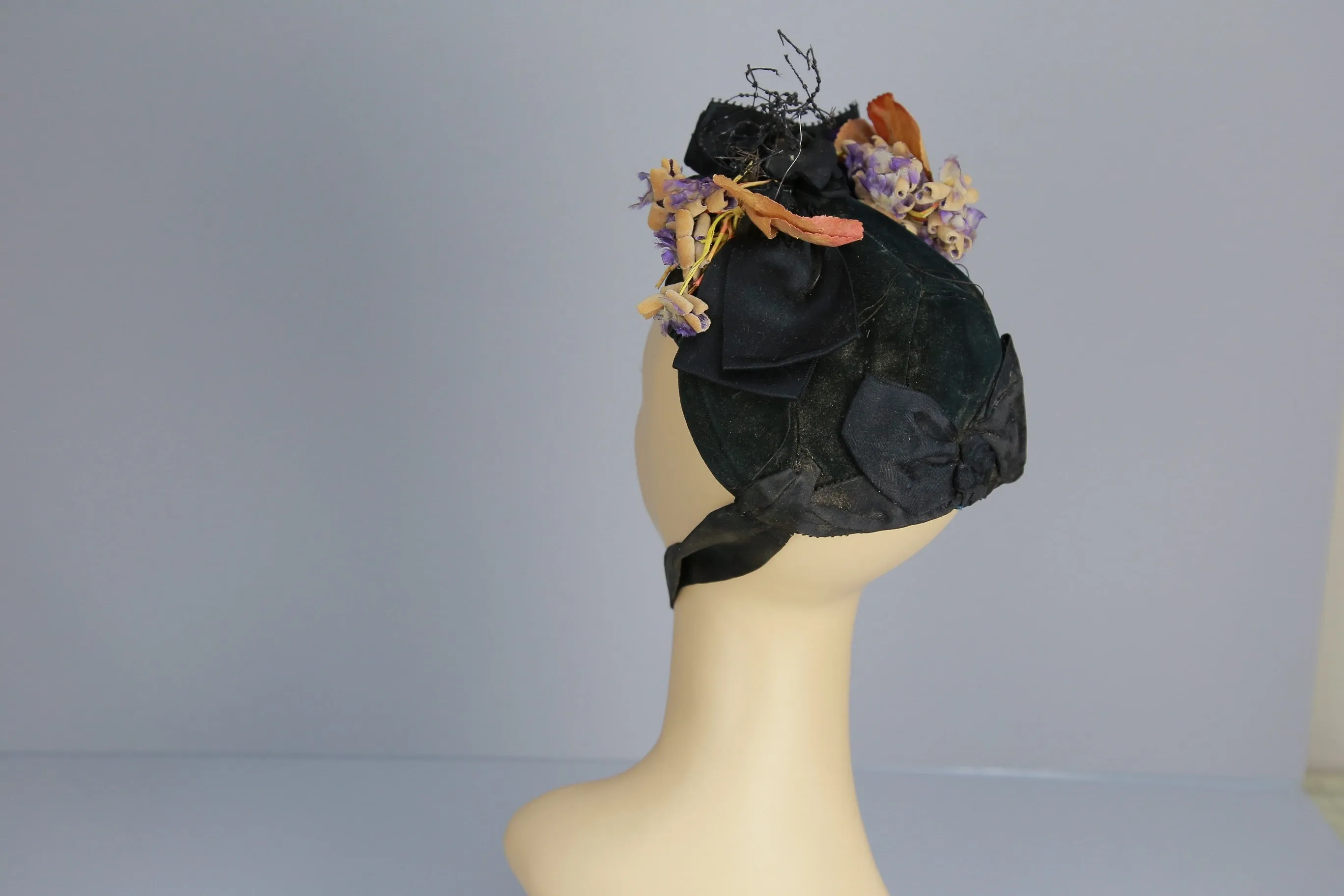 Antique Victorian 1880s velvet bonnet