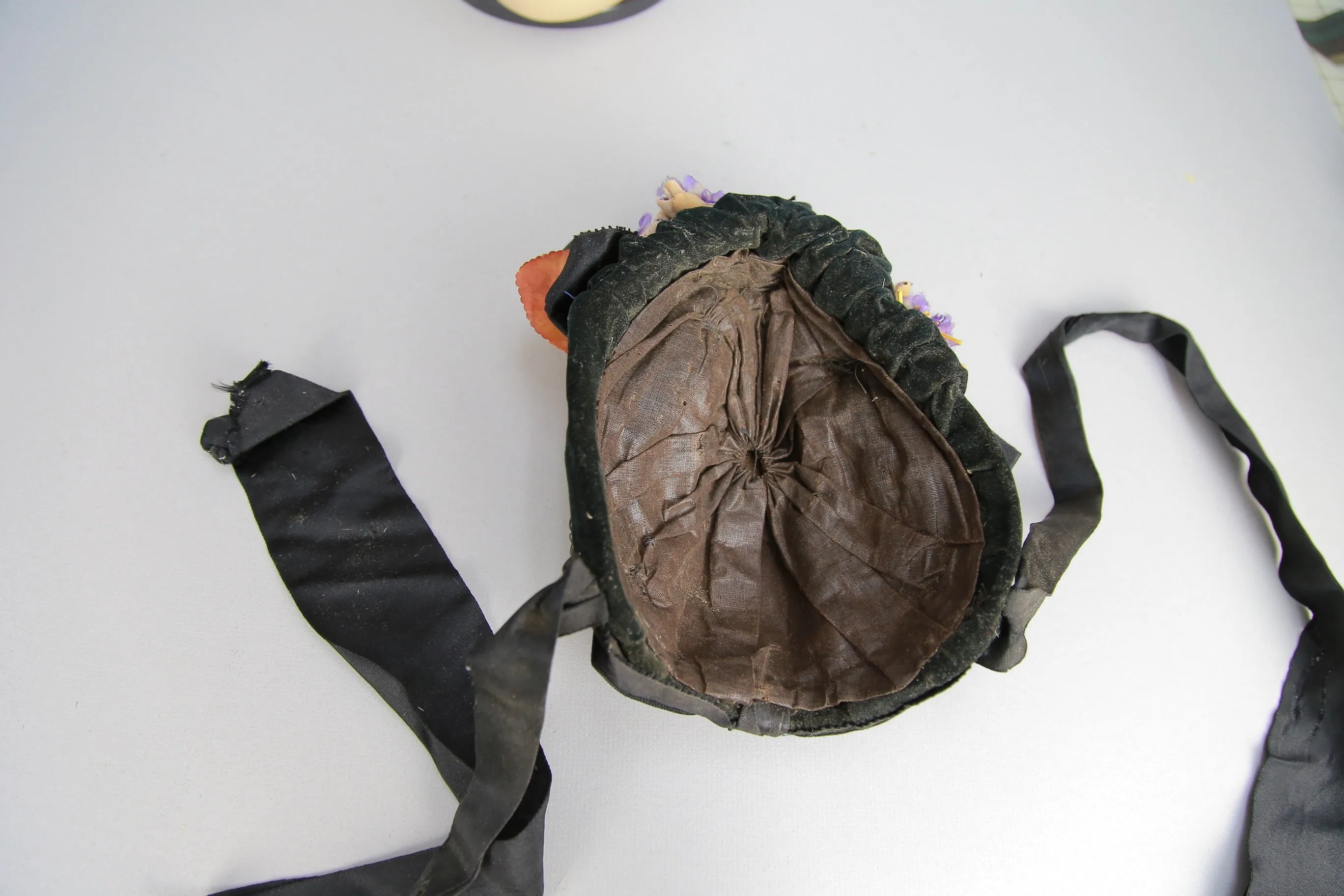 Antique Victorian 1880s velvet bonnet
