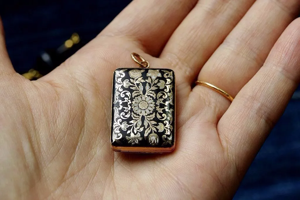 Early 19th Century Enamel Vinaigrette Pendant