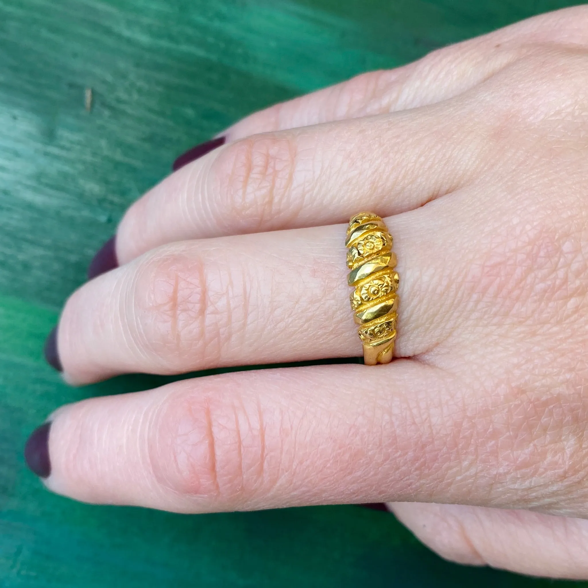 Unusual Twisted Gold Band with Flowers & Facets