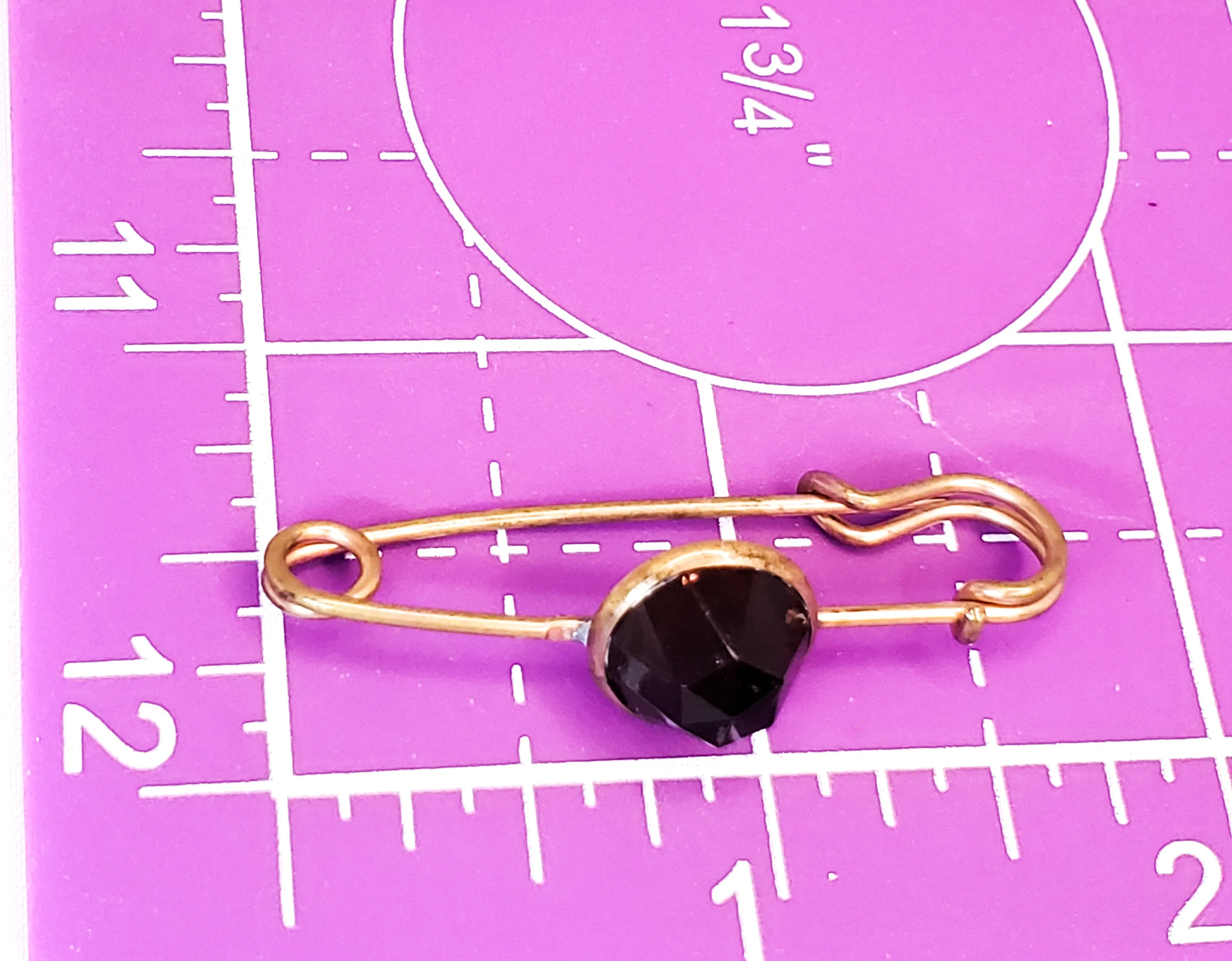 Victorian rolled 10kt gold deep ruby red paste lace pin